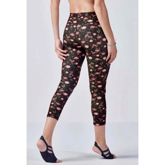 Fabletics Powerhold Black Floral Salar Capri Leggings Rose Activewear MEDIUM NWT - Picture 2 of 7